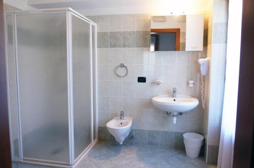 bagno con doccia e lavandino di Villa Ombretta a Soraga