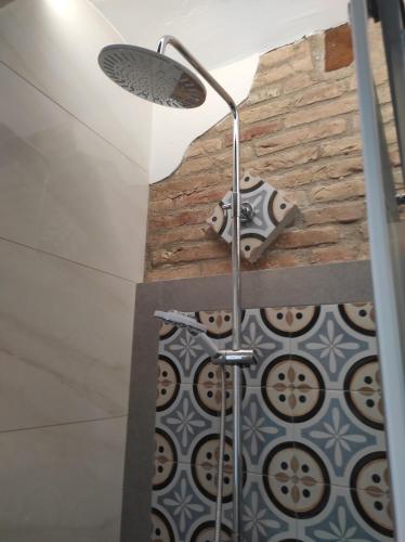 baño con ducha con una luz en la pared en Casa Rural MESTRE, en Deltebre