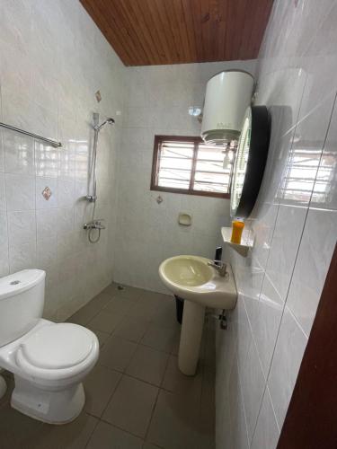 Koupelna v ubytování Appartement 2 chambres avec déco colorée - à 5 min de la plage, Fidjrossè