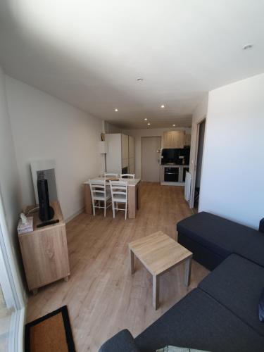 un salon avec un canapé et une table dans l'établissement Studio avec vue imprenable sur lac, aux Angles