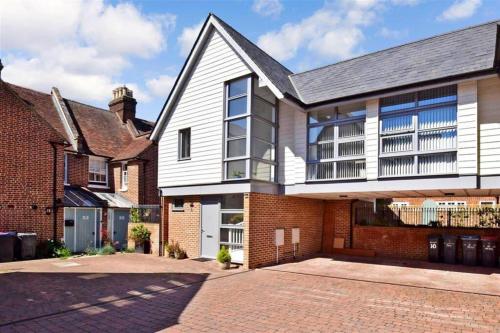 a large white house with a brick at Modern City Centre House with Free Parking in Canterbury