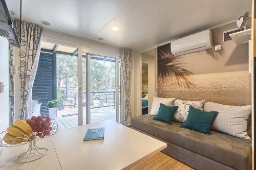 Et opholdsområde på TOTAL ESCAPE Mobile Home BIANCA Camp Porton Biondi