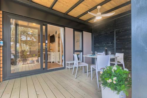 En terrasse eller udendørsområde på TOTAL ESCAPE Mobile Home BIANCA Camp Porton Biondi