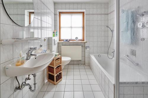 A bathroom at Sonne in Gasteig