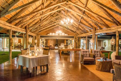 مطعم أو مكان آخر لتناول الطعام في Amakhosi Safari Lodge & Spa