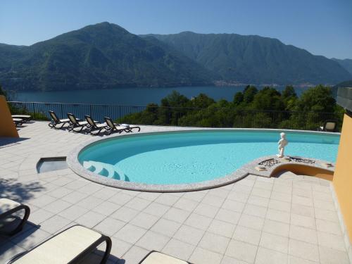 una piscina con vistas al lago y a las montañas en Albergo Rusall, en Tremezzo