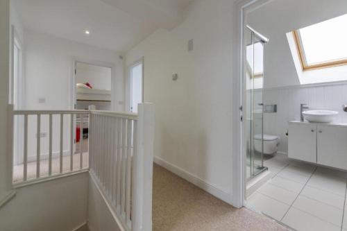 uma casa de banho branca com um lavatório e um WC em West Bay Cottages Yarmouth Isle of Wight em Yarmouth