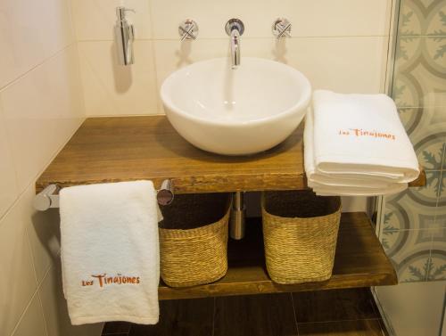 Un baño de Los Tinajones