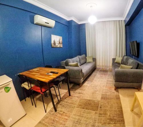 sala de estar con mesa y sofá en Laluna Suite Apart Hotel, en Estambul