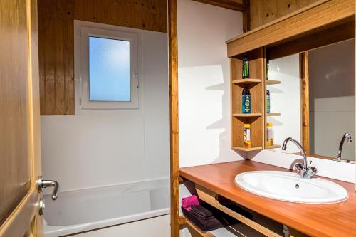 W łazience znajduje się umywalka i lustro. w obiekcie les balcons du grand puy w mieście Seyne