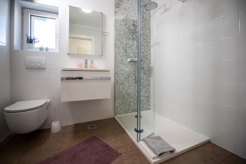 Ένα μπάνιο στο Luxury Villas Anita with Private Pool