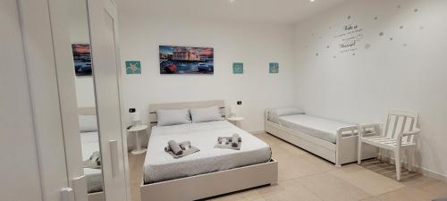 a small bedroom with a bed and a mirror at House del Levante in Bari