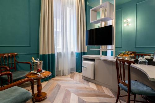a room with green walls and a table and chairs at Hotel Monte Rosa in Chiavari