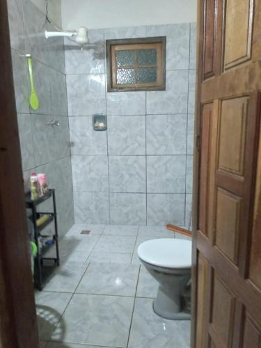 a bathroom with a shower and a toilet in it at Chácara Recanto da Paz in Pirenópolis