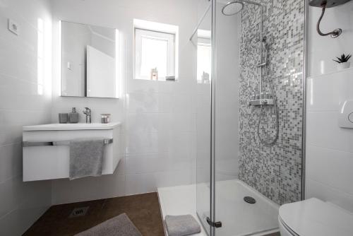 Ένα μπάνιο στο Luxury Villas Anita with Private Pool
