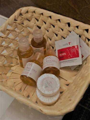 a basket with three bottles of honey and a book at Villa Riccona in Bronisze