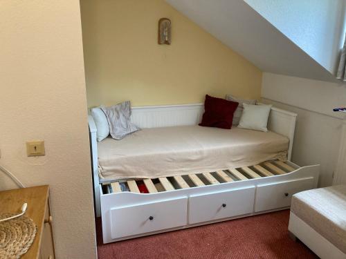 een kinderkamer met een bed onder de trap bij Apartmán Viki in Philippsreut