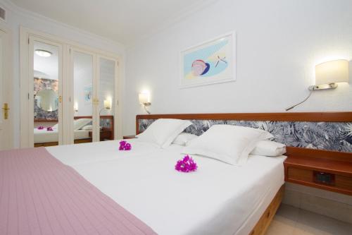 A bed or beds in a room at Plus Fariones Apartamentos