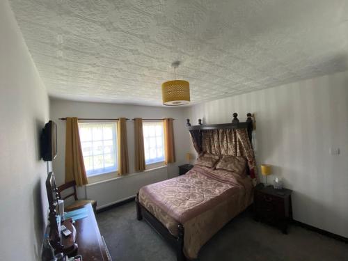 una camera con letto e soffitto di The Griffin Llyswen a Brecon