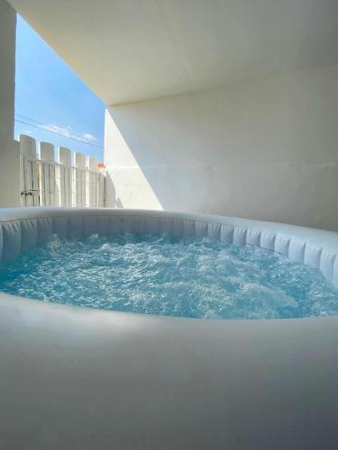 una piscina con acqua blu in un edificio di על הנחל a Beit She'an