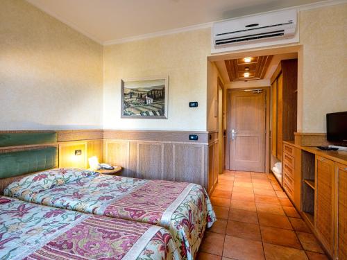 a hotel room with a bed and a television at Active Hotel Paradiso in Peschiera del Garda