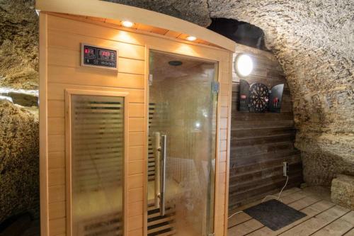 uma casa de banho com um chuveiro numa gruta em Maison troglodytique Doué La Fontaine em Doué-la-Fontaine