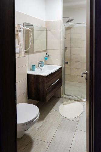 Ένα μπάνιο στο Allium Apartment