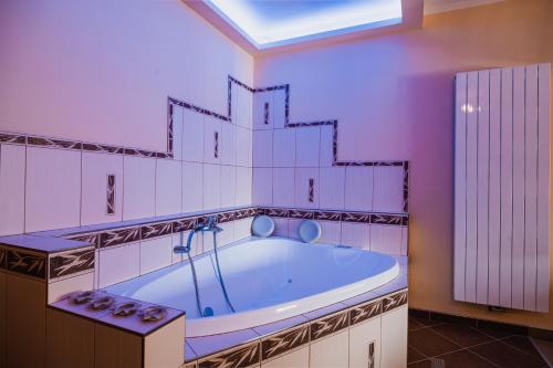 Wamberg的住宿－Hotel Krajka****，客房内的浴室设有大浴缸