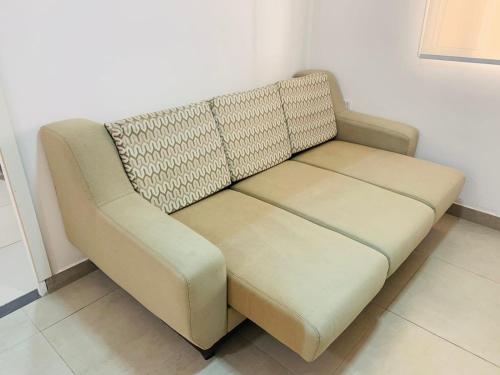 eine braune Couch in einer Ecke eines Zimmers in der Unterkunft Apartamento no Tremembé/Tucuruvi apto 06 in São Paulo