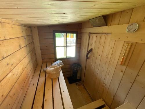 Innenblick auf eine Holzhütte mit einem Fenster in der Unterkunft Zeester 6 personen * in Julianadorp