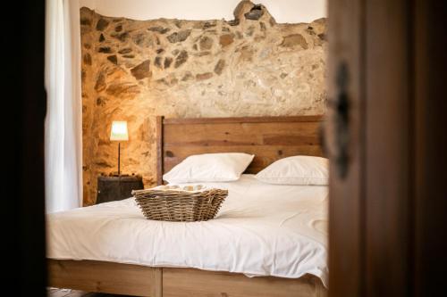 Un dormitorio con una cama con una cesta. en CASA VELHA, en Cernache do Bonjardim