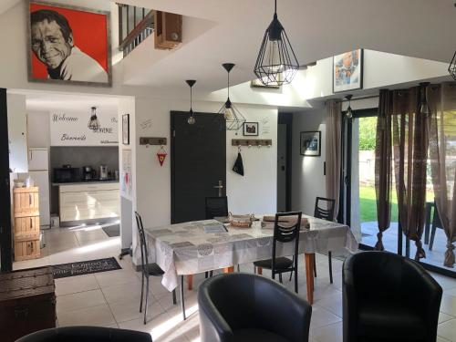 une salle à manger avec une table et des chaises dans l'établissement Aux Jardins De La Guyonnière Gîte 2 à 13 personnes, à Ruaudin