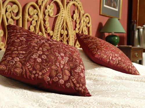 A bed or beds in a room at Ollivers Farm 