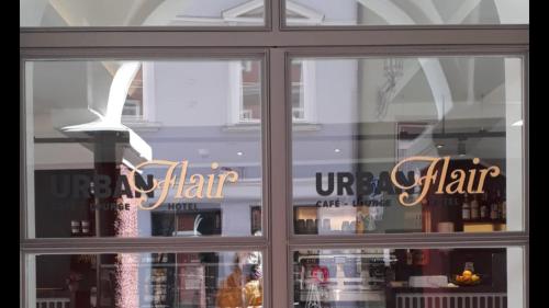 Urban Flair Hotelに飾ってある許可証、賞状、看板またはその他の書類