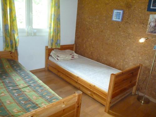 Home to Rent في بلفيو: غرفة نوم فيها سريرين ومصباح