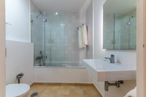 Un baño con lavabo, ducha e inodoro. en Portas do Céu Apartments, en Lisboa