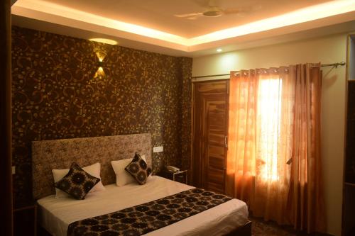 Baakhli Guest House and restaurant في Bhowāli: غرفة نوم بسرير وستارة ونافذة