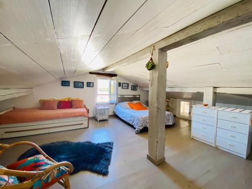 Ένα ή περισσότερα κρεβάτια σε δωμάτιο στο "Palomar", duplex de charme 80m2 - 2 ch - 2 sdb - parking et terrasse