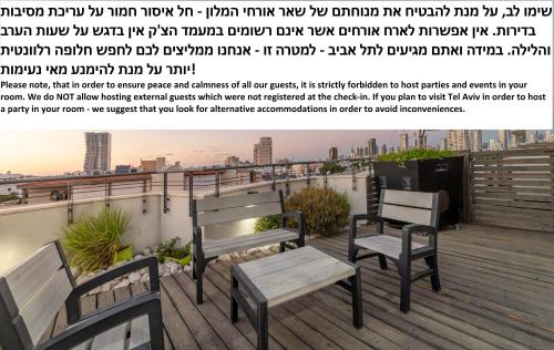 een flyer met drie stoelen en een bank op een dek bij 130 Rock Apartments in Tel Aviv