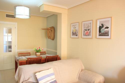 een woonkamer met een tafel en een bank en een tafel en stoelen bij Villa Romana Roquetas in Roquetas de Mar
