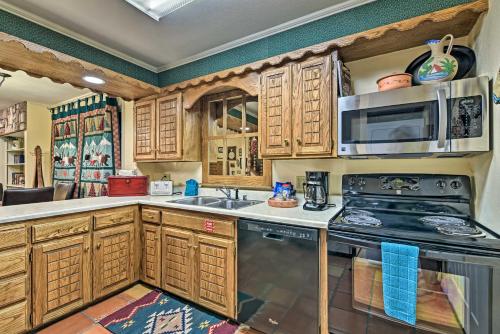Una cocina o cocineta en Red River Townhome with Balcony and Mtn Views!