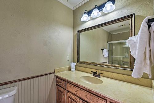 Un baño de Red River Townhome with Balcony and Mtn Views!