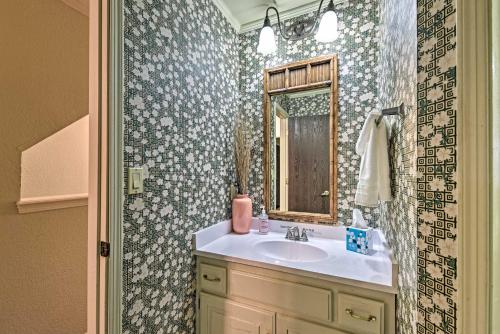Un baño de Red River Townhome with Balcony and Mtn Views!