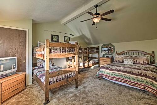 Uma ou mais camas em beliche em um quarto em Red River Townhome with Balcony and Mtn Views!
