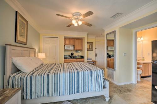 Un dormitorio con una cama y un ventilador de techo. en Inviting St Augustine Studio - Walk to the Beach!, en St. Augustine