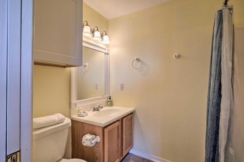 Un baño con lavabo, inodoro y espejo. en Inviting St Augustine Studio - Walk to the Beach!, en St. Augustine