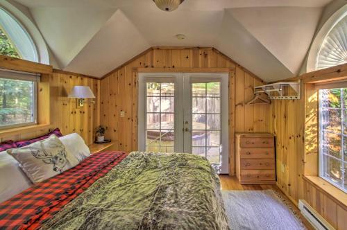 Postel nebo postele na pokoji v ubytování Elk Hideaway Ashford Cottage with Hot Tub!