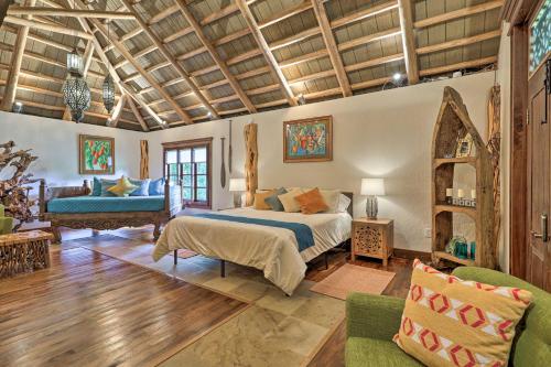 Bali House Tranquil Merritt Island Oasis! في Merritt Island: غرفة نوم بسرير واريكة في غرفة