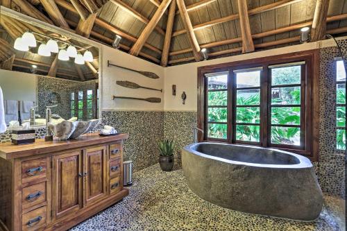 Bali House Tranquil Merritt Island Oasis! في Merritt Island: حمام كبير مع حوض كبير ومغسلة