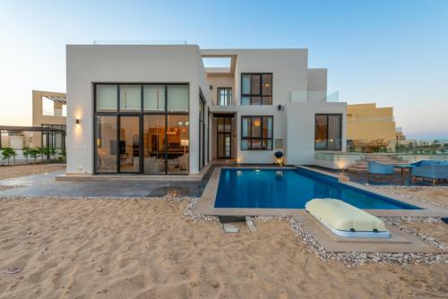 una casa con piscina frente a ella en Long Island Gouna 5BR Tawila Beach House & Pool, en Hurghada